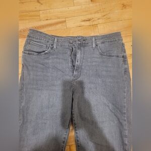 Women's Levi's waist size 33